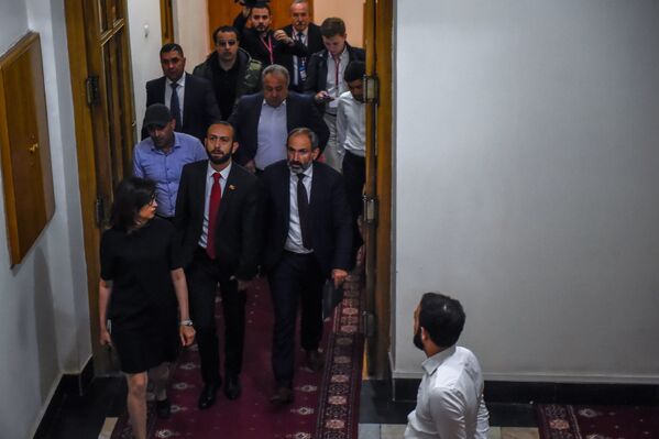 «Ելք» խմբակցության անդամները նիստից առաջ «Ելք» խմբակցության անդամները նիստից առաջ - Sputnik Արմենիա