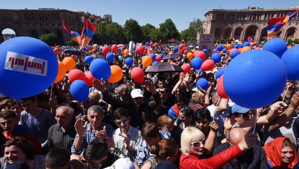 Люди на площади Республики во время специального заседания парламента по выборам нового премьер-министра Армении (1 мая 2018). Еревaн - Sputnik Արմենիա