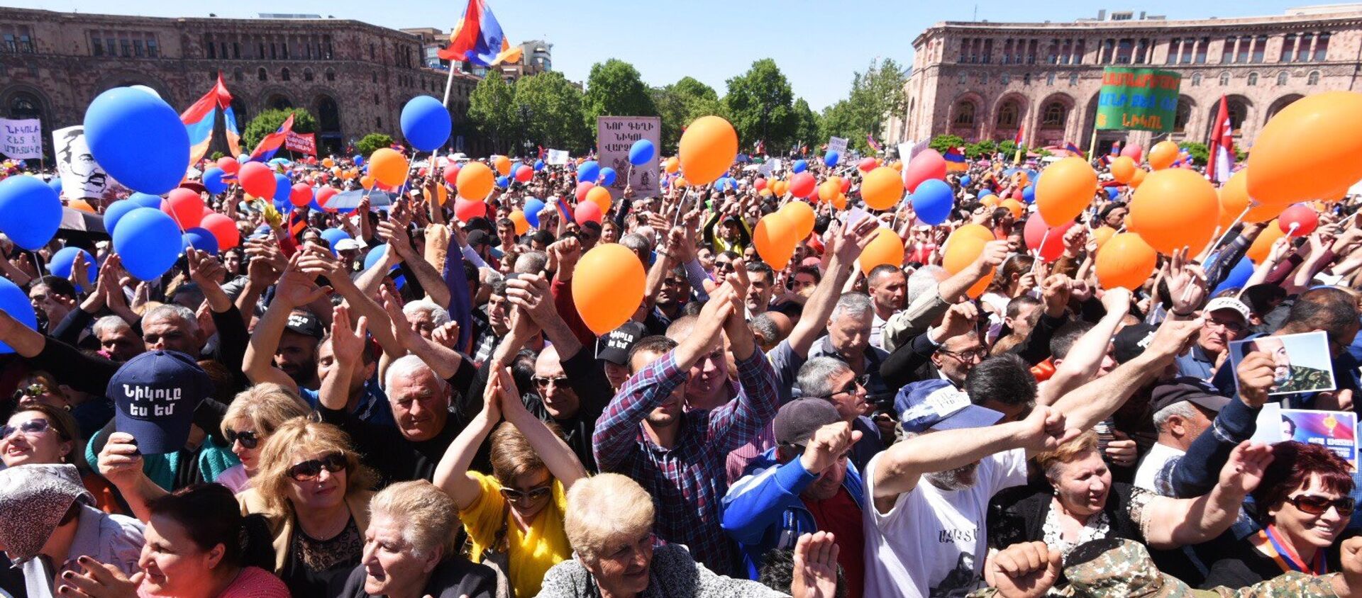 Люди на площади Республики во время специального заседания парламента по выборам нового премьер-министра Армении (1 мая 2018). Еревaн - Sputnik Արմենիա, 1920, 15.04.2021