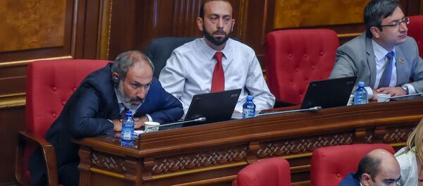 Депутаты фракции Елк на специальном заседании парламента по выборам нового премьер-министра Армении (1 мая 2018). Еревaн Депутаты фракции Елк на специальном заседании парламента по выборам нового премьер-министра Армении (1 мая 2018). Еревaн - Sputnik Армения