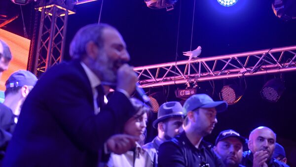 Выступление лидера оппозиционной фракции Елк Никола Пашиняна на митинге на площади Республики после специального заседания парламента (1 мая 2018). Еревaн - Sputnik Արմենիա