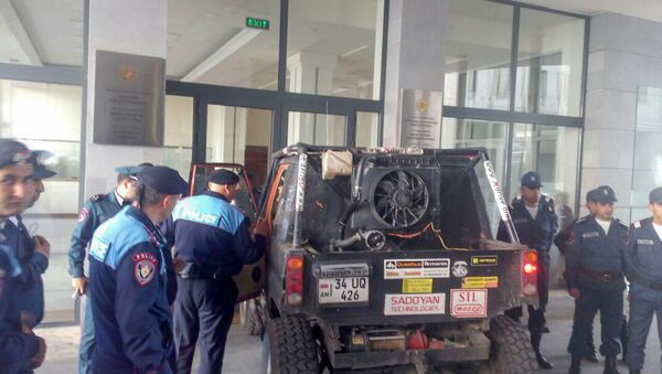 Активисты заблокировали вход в министерство образования и науки (2 мая 2018). Еревaн Активисты заблокировали вход в министерство образования и науки (2 мая 2018). Еревaн - Sputnik Армения