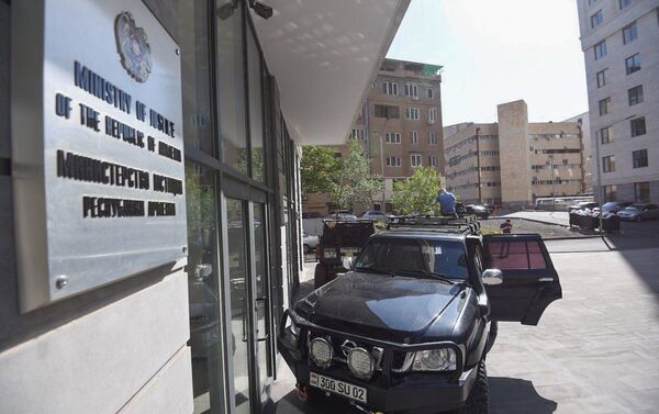 Активисты заблокировали вход в министерство юстиции (2 мая 2018). Еревaн Активисты заблокировали вход в министерство юстиции (2 мая 2018). Еревaн - Sputnik Армения