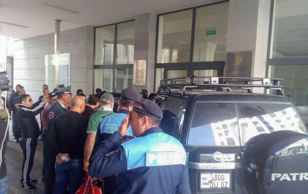 Активисты заблокировали вход в министерство образования и науки (2 мая 2018). Еревaн Активисты заблокировали вход в министерство образования и науки (2 мая 2018). Еревaн - Sputnik Армения