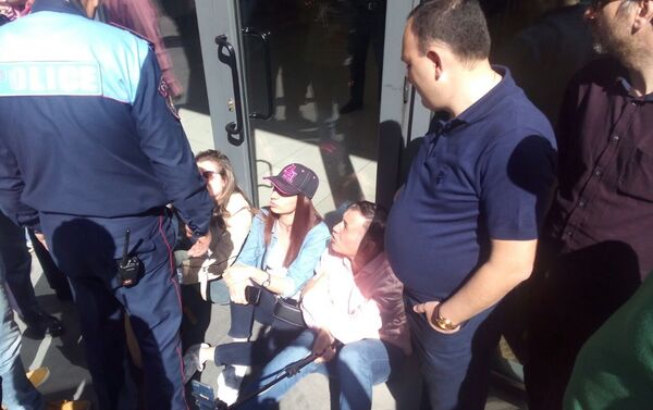 Активисты заблокировали вход в министерство юстиции (2 мая 2018). Еревaн Активисты заблокировали вход в министерство юстиции (2 мая 2018). Еревaн - Sputnik Армения