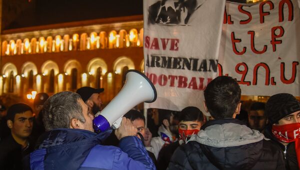 Акция протеста армянских футбольных фанатов  (First Armenian Front (FAF)), требующих отставки президента Федерации футбола Армении Рубена Айрапетяна - Sputnik Արմենիա