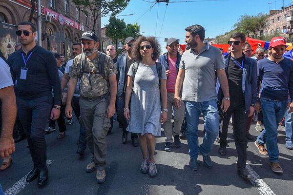 Шествие оппозиции во главе с Николом Пашиняном по проспекту Аршакуняц (2 мая 2018). Еревaн Шествие оппозиции во главе с Николом Пашиняном по проспекту Аршакуняц (2 мая 2018). Еревaн - Sputnik Армения