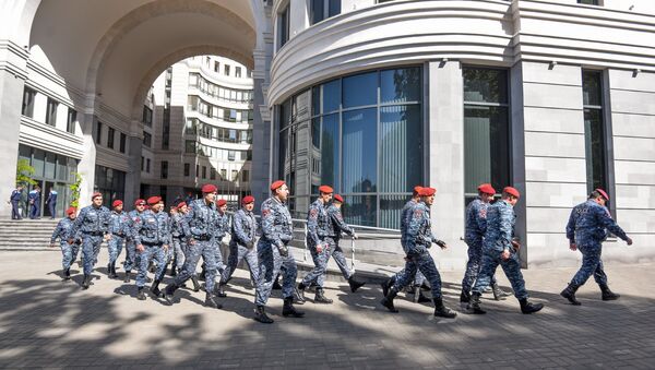Полицейские перед правительственным зданием (2 мая 2018). Еревaн - Sputnik Армения