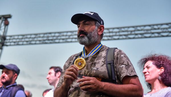 Никол Пашинян с золотой медалью Фердинанда Карапетяна во время митинга на площади Республики (2 мая 2018). Еревaн - Sputnik Армения