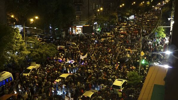 Армяне устроили празднество на улицах Еревана - Sputnik Армения