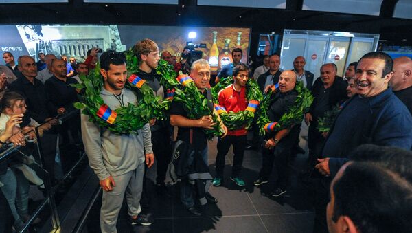 Чемпионы Европы возвратились в Ереван (3 мая 2018). Аэропорт Звартноц - Sputnik Արմենիա