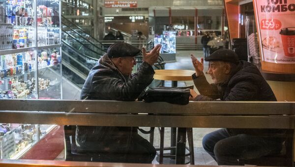 Мужчины за столиком кафе в Москве - Sputnik Армения