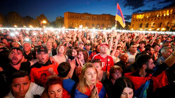 Реакция сторонников Никола Пашиняна, собравшихся на площади Республики после того, как Парламент РА не выбрал оппозиционного лидера премьером страны (1 мая 2018). Еревaн - Sputnik Армения
