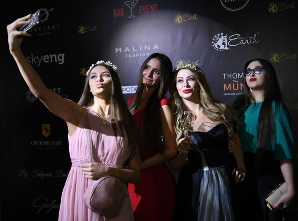 Посетительницы финала конкурса красоты Mrs&Ms Russia Earth 2018 снимают селфи на память в банкетном зале Мир Посетительницы финала конкурса красоты Mrs&Ms Russia Earth 2018 снимают селфи на память в банкетном зале Мир - Sputnik Армения