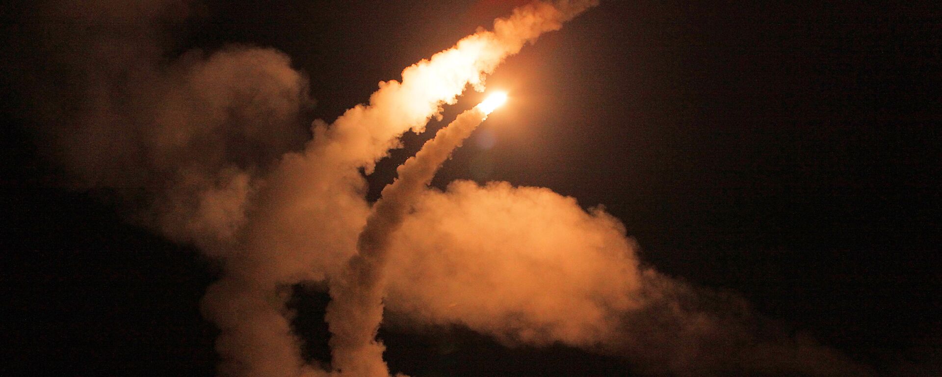 Ночной пуск ракет зенитными ракетными системами С-400 Триумф - Sputnik Армения, 1920, 15.12.2021