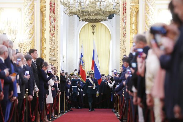 Солдаты Президентского полка вносят штандарт президента и государственный флаг России на церемонии инаугурации президента (7 мая 2018). Москва Солдаты Президентского полка вносят штандарт президента и государственный флаг России на церемонии инаугурации президента (7 мая 2018). Москва - Sputnik Армения