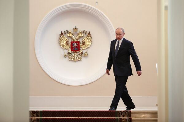 Президент РФ Владимир Путин в Сенатском корпусе Московского Кремля перед церемонией инаугурации (7 мая 2018). Москвa Президент РФ Владимир Путин в Сенатском корпусе Московского Кремля перед церемонией инаугурации (7 мая 2018). Москвa - Sputnik Армения