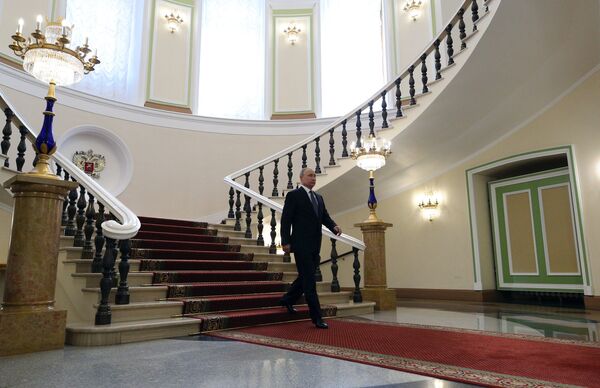 Президент РФ Владимир Путин в Сенатском корпусе Московского Кремля перед церемонией инаугурации (7 мая 2018). Москвa Президент РФ Владимир Путин в Сенатском корпусе Московского Кремля перед церемонией инаугурации (7 мая 2018). Москвa - Sputnik Армения
