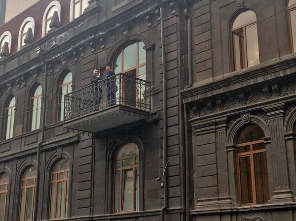 Члены РПА, секретарь фракции РПА Эдуард Шармазанов и мэр Еревана Тарон Маргарян на балконе Члены РПА, секретарь фракции РПА Эдуард Шармазанов и мэр Еревана Тарон Маргарян на балконе - Sputnik Արմենիա