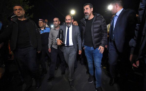 Никол Пашинян и Серж Танкян пешком подходят к площади Республики (7 мая 2018). Еревaн - Sputnik Армения