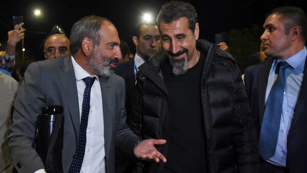 Никол Пашинян и Серж Танкян пешком подходят к площади Республики (7 мая 2018). Еревaн - Sputnik Армения