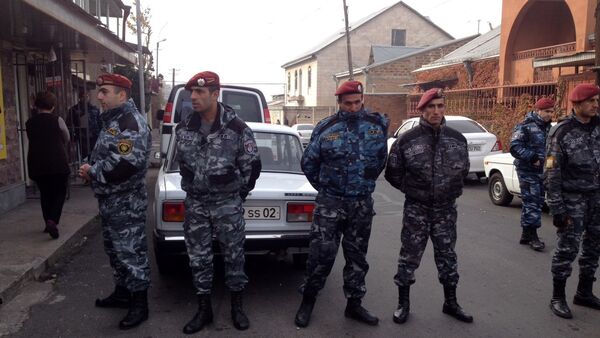 Полицейские на улице Норк Мараш в Ереване, где произошло задержание иностранцев, предположительно задумавших теракт на территории РА - Sputnik Արմենիա