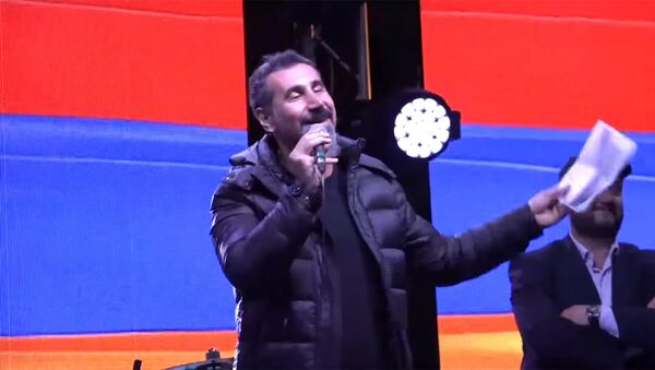 Серж Танкян спел куплет Бари Арагил на площади Республики - Sputnik Армения