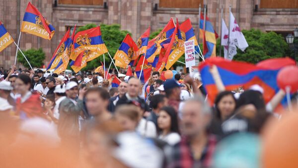 Сторонники Никола Пашиняна собираются на площади Республики (8 мая 2018). Еревaн - Sputnik Армения