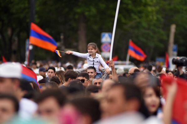 Նիկոլ Փաշինյանի կողմնակիցները Հանրապետության հրապարակում սպասում են վարչապետի ընտրությանը Նիկոլ Փաշինյանի կողմնակիցները Հանրապետության հրապարակում սպասում են վարչապետի ընտրությանը - Sputnik Արմենիա