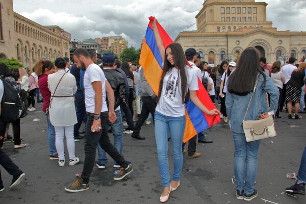 Площадь Республики после выбора Никола Пашиняна премьер-министром Армении (8 мая 2018). Еревaн Площадь Республики после выбора Никола Пашиняна премьер-министром Армении (8 мая 2018). Еревaн - Sputnik Արմենիա