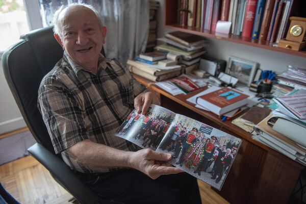 Климент Арутюнян с книгой Армянский народ в Великой Отечественной войне 1941-1945 гг. Климент Арутюнян с книгой Армянский народ в Великой Отечественной войне 1941-1945 гг. - Sputnik Армения