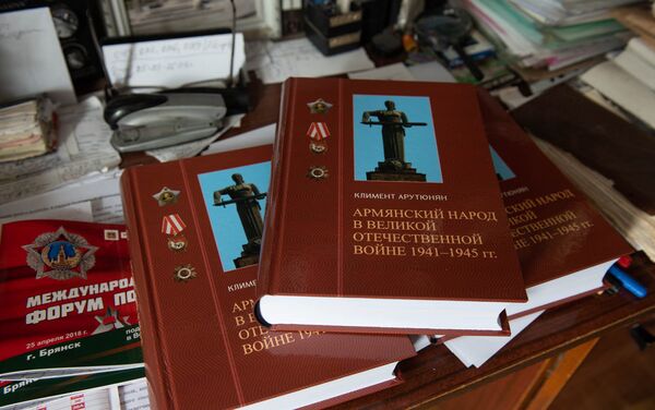 Книга Армянский народ в Великой Отечественной войне 1941-1945 гг. Климента Арутюняна Книга Армянский народ в Великой Отечественной войне 1941-1945 гг. Климента Арутюняна - Sputnik Армения