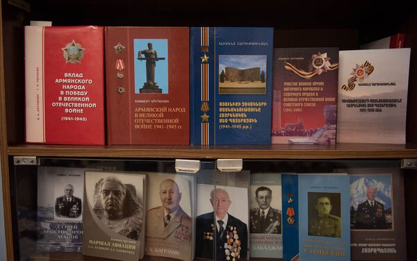 Книжная полка Климента Арутюняна Книжная полка Климента Арутюняна - Sputnik Армения