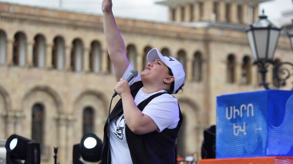 Певица Сона Шахгельдян на площади Республики (8 мая 2018). Еревaн - Sputnik Արմենիա