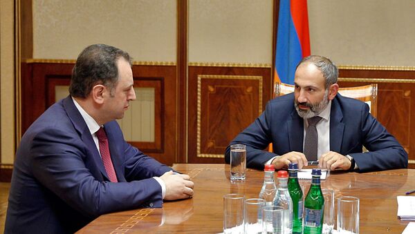 Премьер-министр Никол Пашинян принял и.о. министра обороны Вигена Саркисяна (8 мая 2018). Еревaн - Sputnik Армения