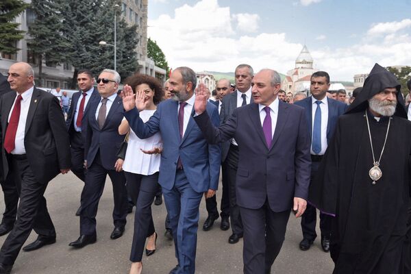 Премьер-министр Армении Никол Пашинян с супругой Анной Акопян и карабахским лидером Бако Саакяном на параде Победы (9 мая 2018). Степанакерт Премьер-министр Армении Никол Пашинян с супругой Анной Акопян и карабахским лидером Бако Саакяном на параде Победы (9 мая 2018). Степанакерт - Sputnik Армения