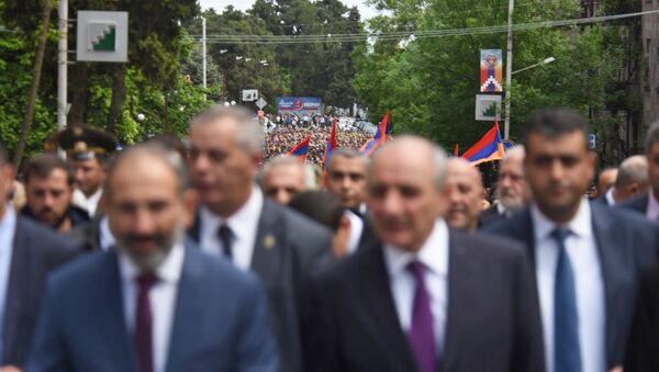 Премьер-министр Армении Никол Пашинян и Президент Арцаха Бако Саакян на параде Победы в Карабахе (9 мая 2018). Степанакерт - Sputnik Արմենիա
