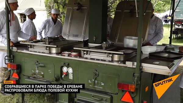 Собравшиеся в парке Победы в Ереване распробовали блюда полевой кухни - Sputnik Армения
