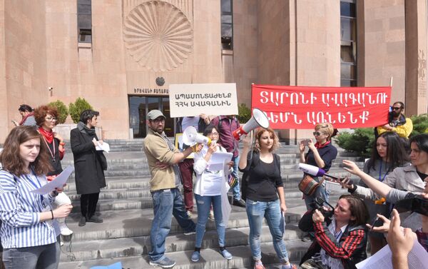 Активисты требуют отставки мэра столицы, Тарона Маргаряна (10 мая 2018). Ереван - Sputnik Армения
