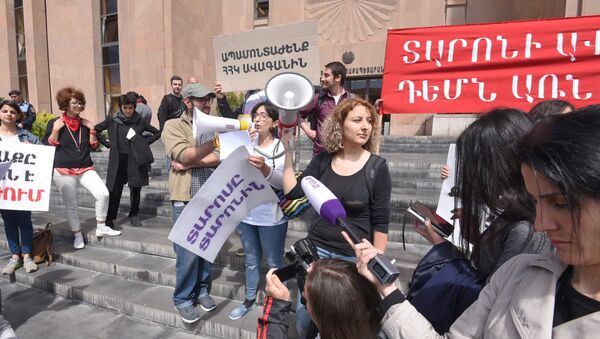Активисты требуют отставки мэра столицы, Тарона Маркаряна (10 мая 2018). Ереван - Sputnik Армения