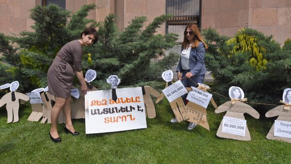 Активисты требуют отставки мэра столицы, Тарона Маргаряна (10 мая 2018). Ереван - Sputnik Արմենիա