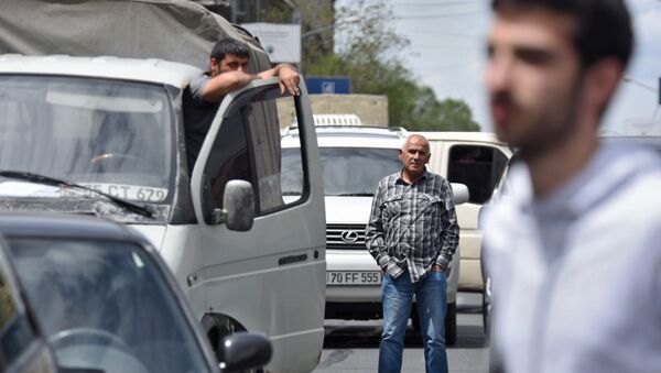 Активисты заблокировали движение улицы Аргишти перед мэрией столицы (10 мая 2018). Ереван - Sputnik Армения