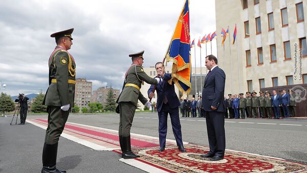Бывший министр обороны Виген Саркисян передает штандарт Давиду Тонояну (12 мая 2018). Еревaн - Sputnik Արմենիա