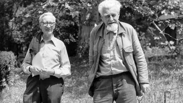 Лауреаты Нобелевской премии нидерландский этолог и орнитолог Николаас Тинберген (слева) и австрийский зоолог и зоопсихолог Конрад Лоренц - Sputnik Армения