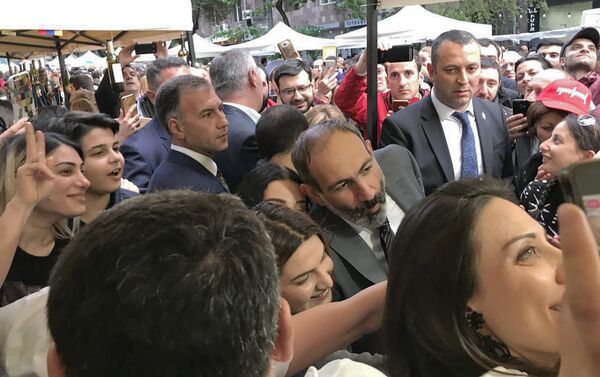 Премьер-министр Армении Никол Пашинян на винном фестивале (12 мая 2018). Еревaн - Sputnik Армения
