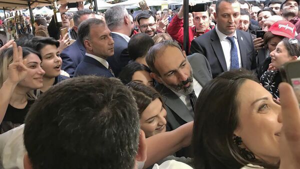 Премьер-министр Армении Никол Пашинян на винном фестивале (12 мая 2018). Еревaн - Sputnik Արմենիա