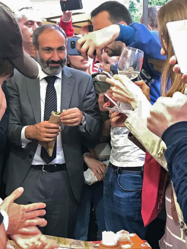 Այստեղից է սկսվել հեղափոխությունը. հայկական գինետներում նոր քաղաքական գործիչներ են ծնվում Այստեղից է սկսվել հեղափոխությունը. հայկական գինետներում նոր քաղաքական գործիչներ են ծնվում - Sputnik Արմենիա