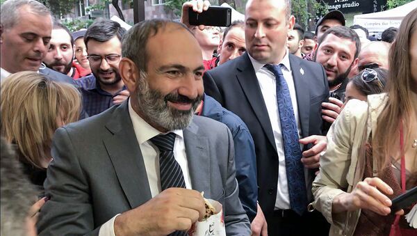 Премьер-министр Армении Никол Пашинян на винном фестивале (12 мая 2018). Еревaн - Sputnik Армения