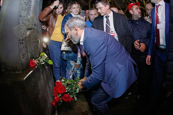 Премьер-министр Армении Никол Пашинян встретился с армянской общиной в Сочи (13 мая 2018). Россия Премьер-министр Армении Никол Пашинян встретился с армянской общиной в Сочи (13 мая 2018). Россия - Sputnik Армения