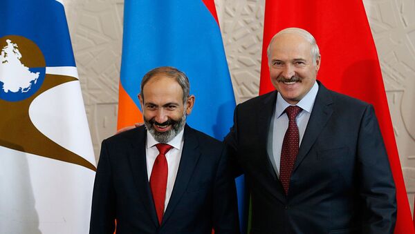 Премьер-министр Армении Никол Пашинян и Президент Беларуси Александр Лукашенко на саммите ЕАЭС (14 мая 2018). Сочи - Sputnik Армения